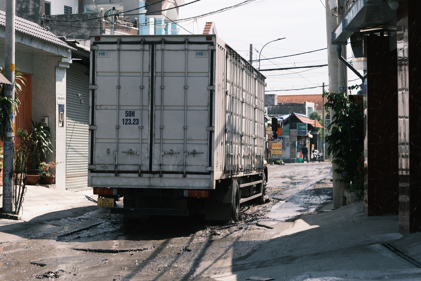 Xe tải, xe ben thường xuyên di chuyển trên tuyến đường An Phú Đông 35, khiến tuyến đường bị sụt lún, hư hỏng.