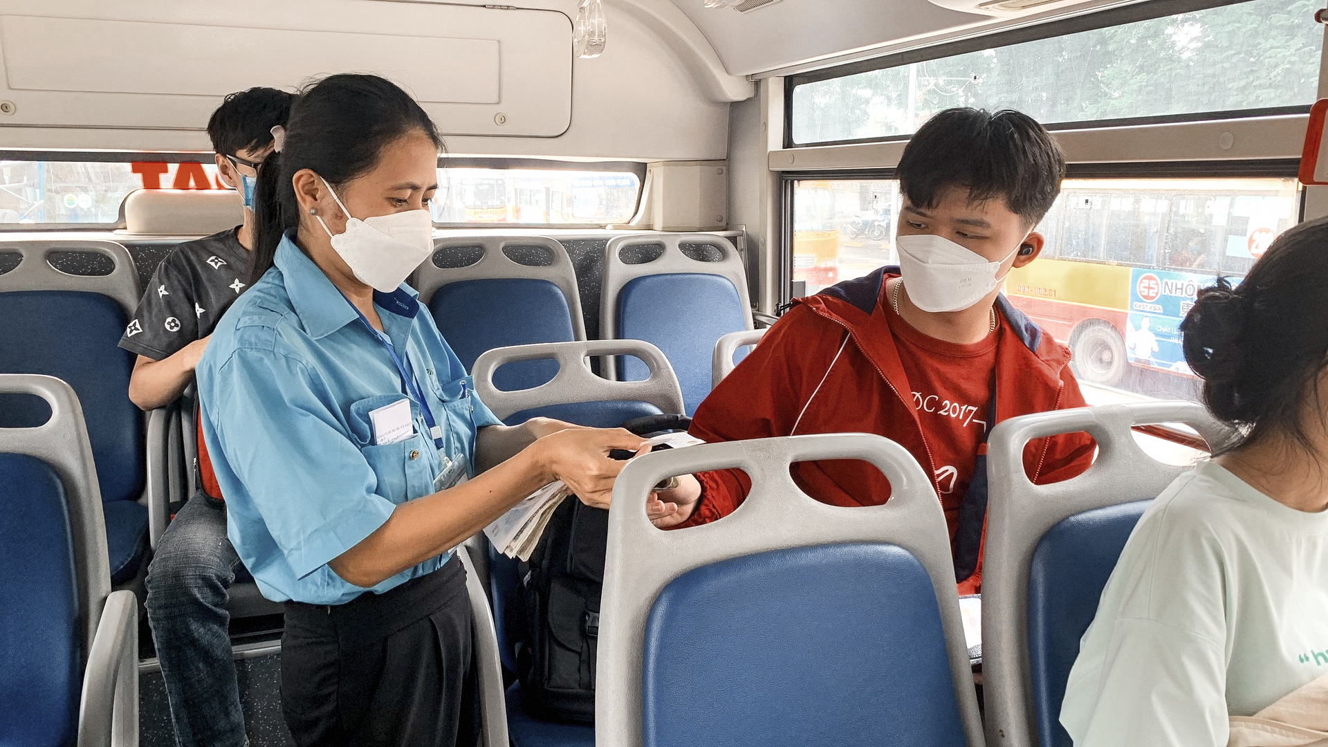Hành khách mong các cơ quan quản lý sẽ nghiên cứu kỹ lộ trình, mức tăng phù hợp và có những biện pháp để ngày một nâng cao chất lượng dịch vụ vận tải hành khách công cộng (Ảnh - Transerco)