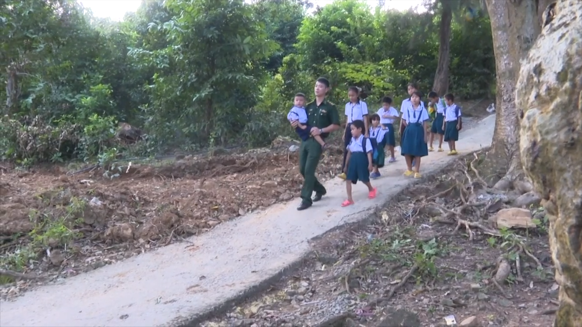 Mỗi ngày, thầy và trò trên đảo phải leo 303 bậc thang, dốc nghiêng 45 độ để để đến lớp.