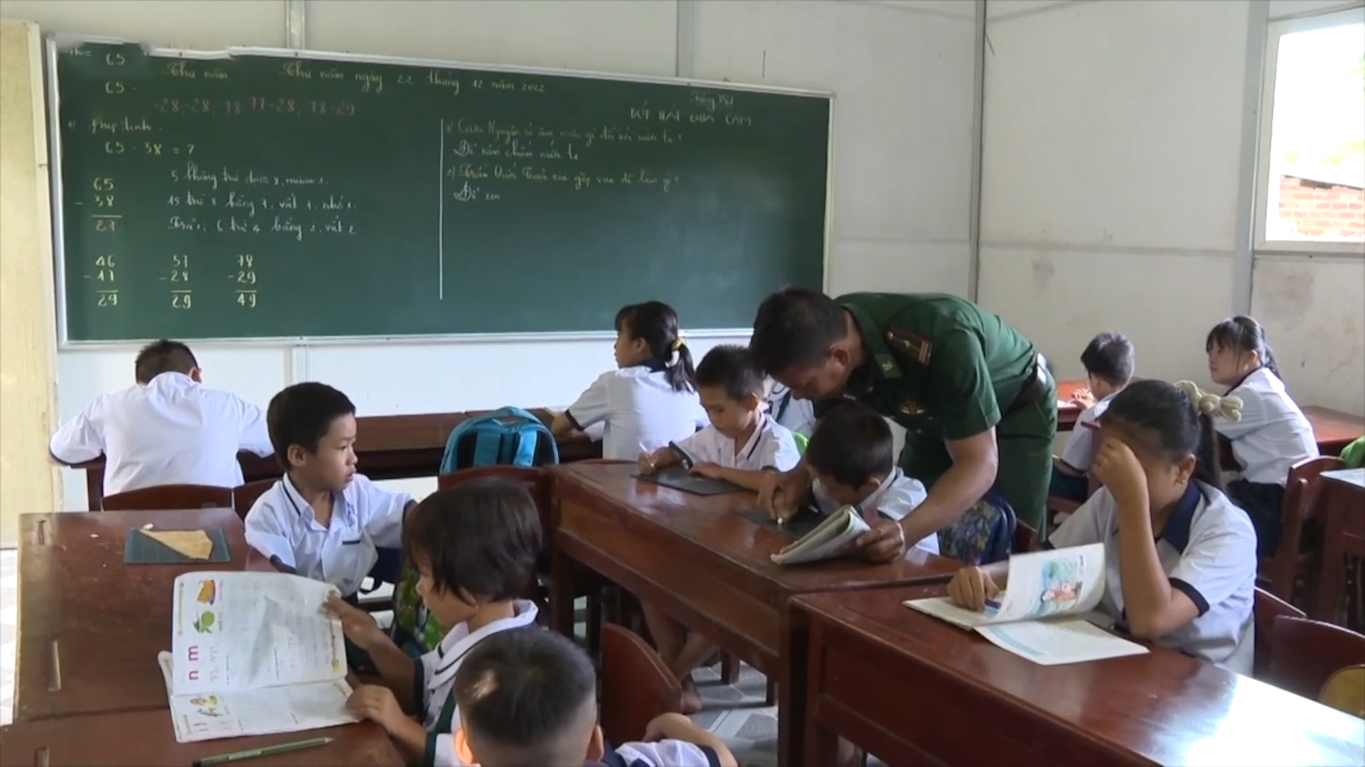 Gieo chữ nơi 'vọng gác tiền tiêu' xuất phát từ khát vọng muốn gầy dựng một thế hệ học tập trên đảo, để sau này, các em có tương lai tươi sáng, phụng sự cho đất nước.