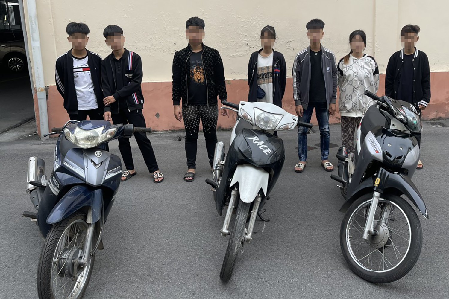 Nhóm thanh niên lái xe máy lạng lách, đánh võng “trêu trọc” CSGT