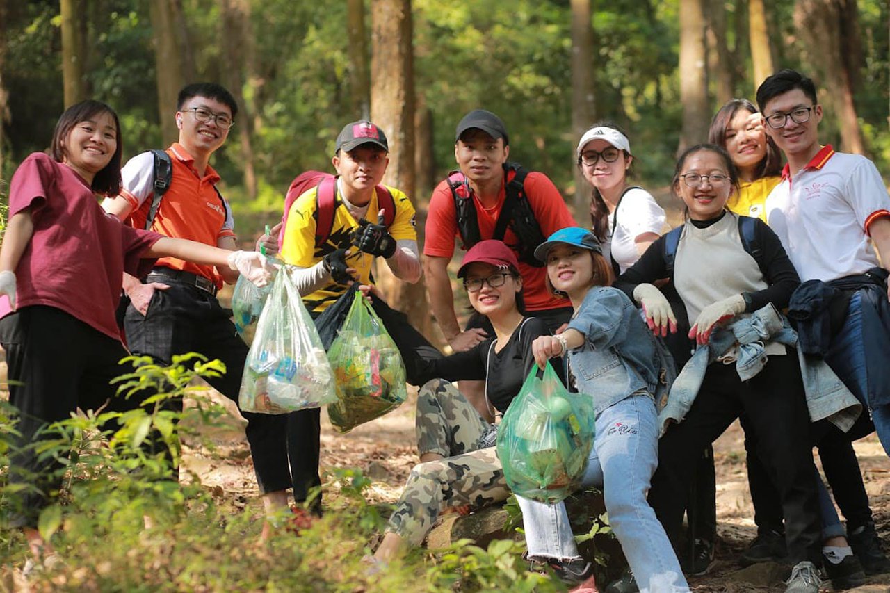 Các thành viên của nhóm Rèn luyện và môi trường tham gia nhặt và thu gom rác trên đường leo núi Hàm Lợn