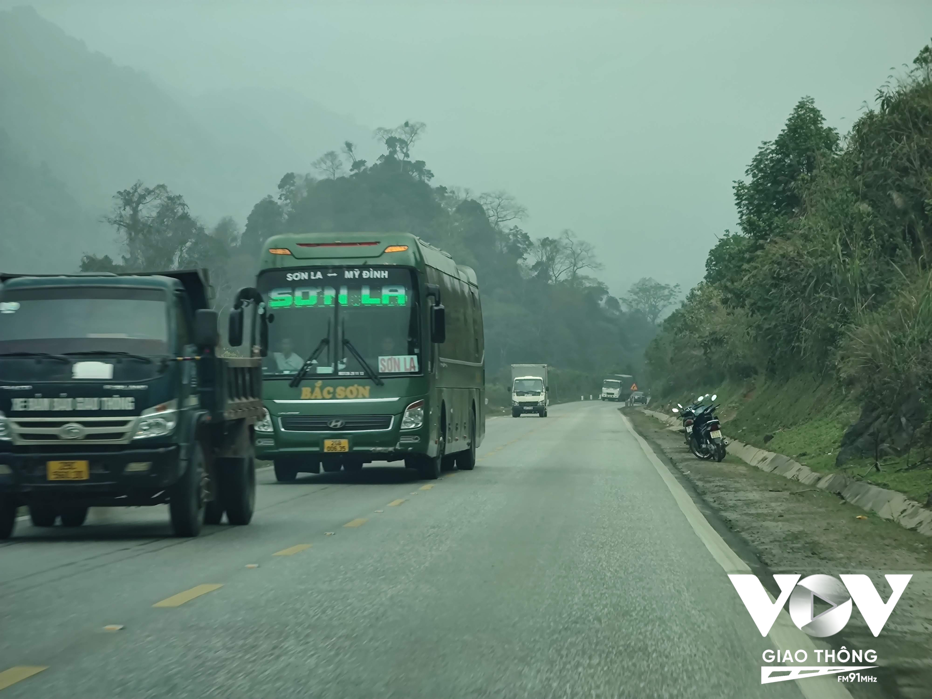 Theo tài xế Nguyễn Văn Bình, công ty Hoàng Yến, chạy tuyến Hà Nội lên Tây Bắc, với đường chạy đêm, càng những chỗ tưởng là an toàn nhất thì lại nguy hiểm nhất.