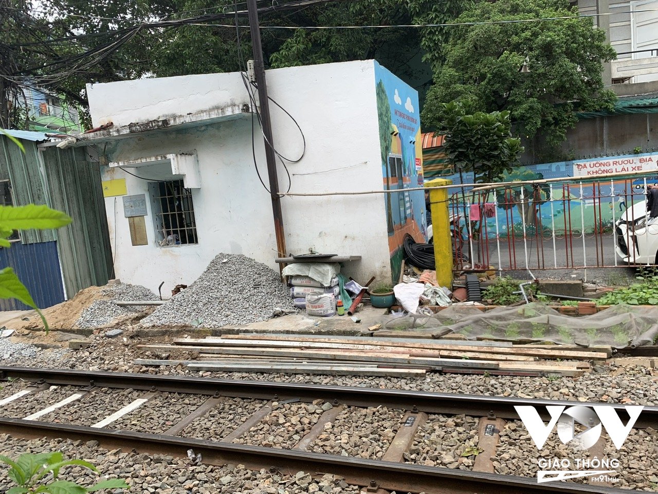 Người dân tập kết phế liệu, vật liệu xây dựng trong khu vực hành lang an toàn đường sắt đoạn giao cắt với đường Nguyễn Trọng Tuyển (quận Phú Nhuận)