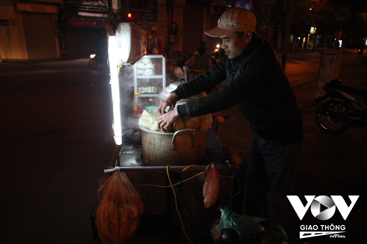 Những chiếc xe bán quà vặt ăn đêm xuất hiện ngày càng nhiều trên đường phố Hà Nội...