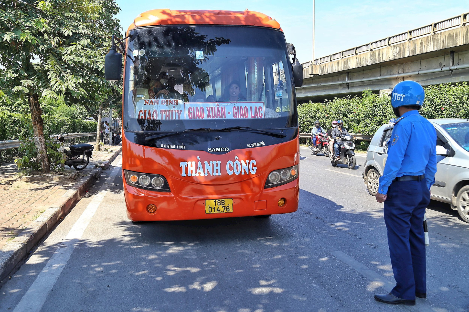Thanh tra Sở Giao thông Vận tải Hà Nội kiểm tra xe khách trên đường Vành đai 3. Ảnh: Hà Nội mới