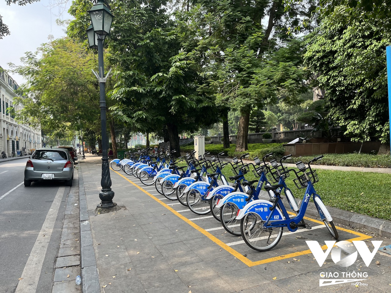 Thời gian qua, thành phố Hà Nội đã triển khai dịch vụ cho thuê xe đạp ở nhiều tuyến phố. Với những người có nhu cầu di chuyển quãng đường ngắn, hoặc chỉ là đi ngắm cảnh, đây là một lựa chọn khá hợp lý...