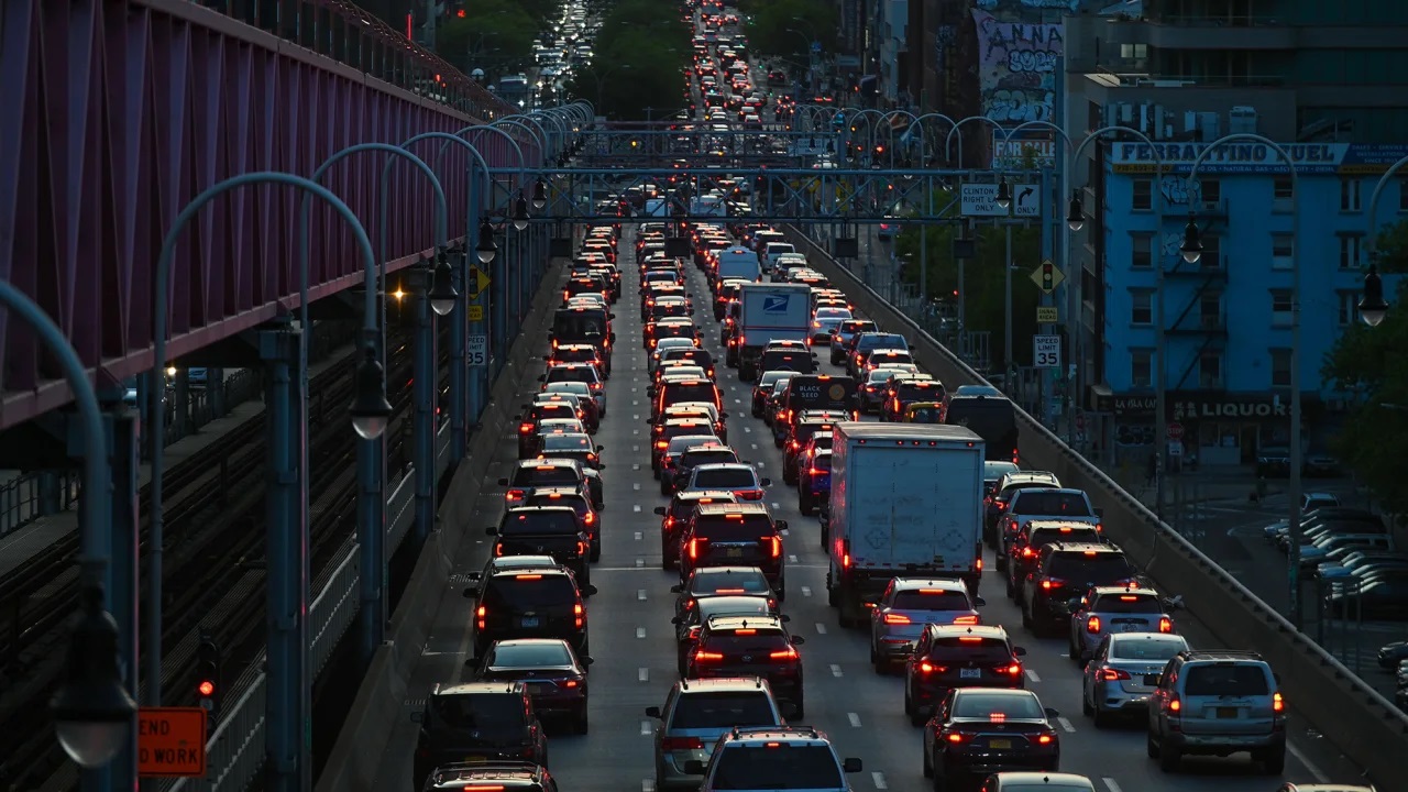 Các phương tiện tham gia giao thông trên cầu Williamsburg ở New York (Ảnh: Shutterstock)