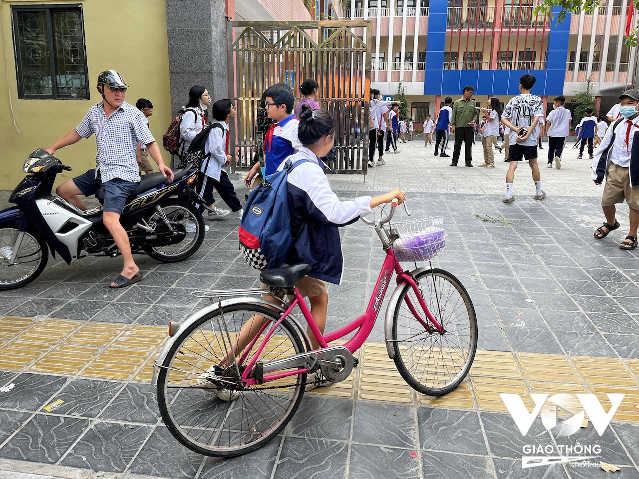 Các em học sinh cũng thích đi học bằng xe đạp thay vì được bố mẹ chở xe máy, ô tô hoặc đi xe bus