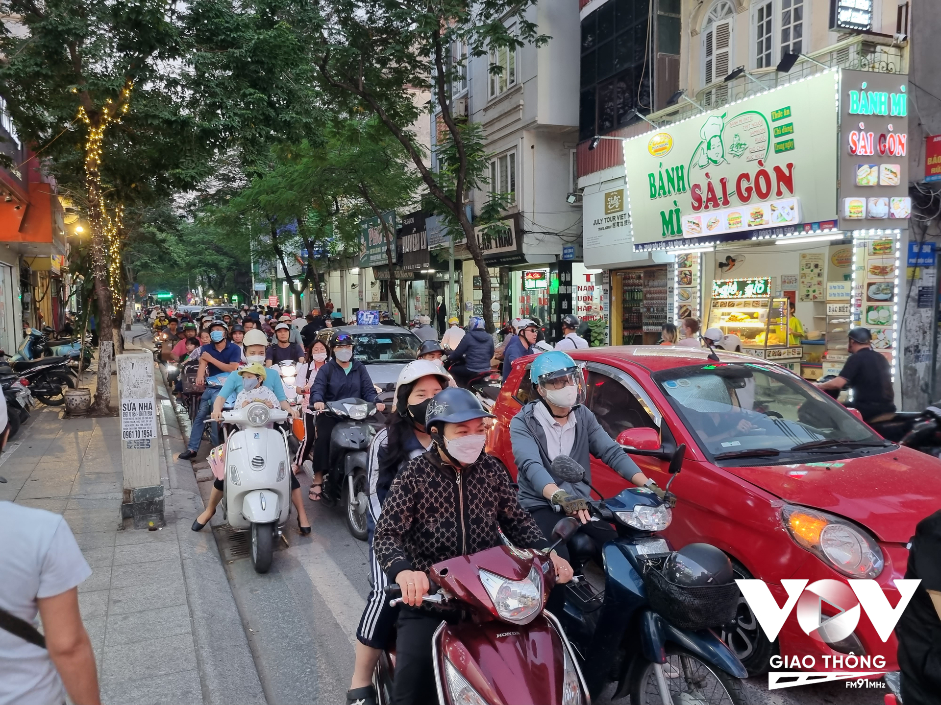 Phố Đội Cấn gia tăng tình trạng ùn tắc sau khi cho phép ô tô lưu thông hai chiều (trừ xe tải, xe khách) đoạn từ nút giao Văn Cao đến Giang Văn Minh