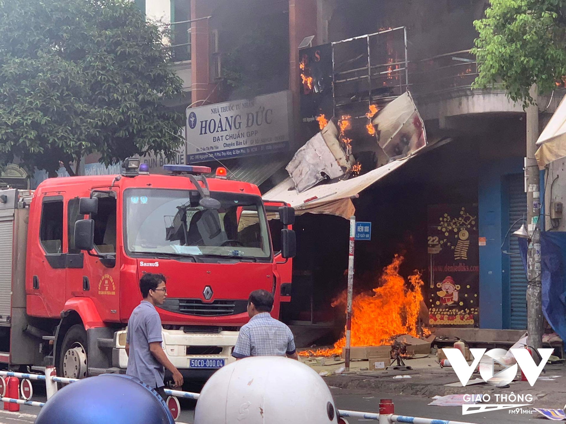 Cảnh sát PCCC và CHCN Công an quận Tân Phú nhanh chóng đến hiện trường, tiến hành dập lửa