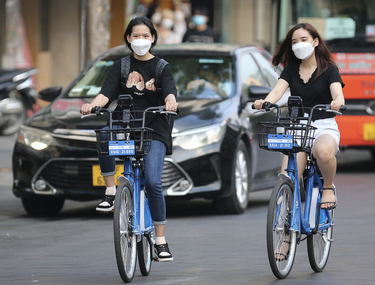 Dự án xe đạp công cộng tại Hà Nội đã đạt nhiều kết quả tích cực sau hơn 2 tháng triển khai. Trung bình mỗi ngày có 1.649 chuyến đi, thời gian di chuyển bình quân là 52 phút (Ảnh - Người lao động)