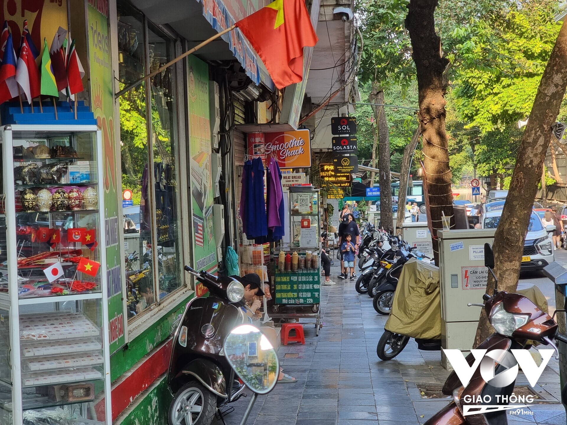 Đoạn vỉa hè trên phố Bảo Khánh (Hoàn Kiếm) chỉ còn lại 1 khoảng trống nhỏ cho người đi bộ. Phần lớn diện tích vỉa hè trở thành nơi để xe và nơi bán hàng của người dân.