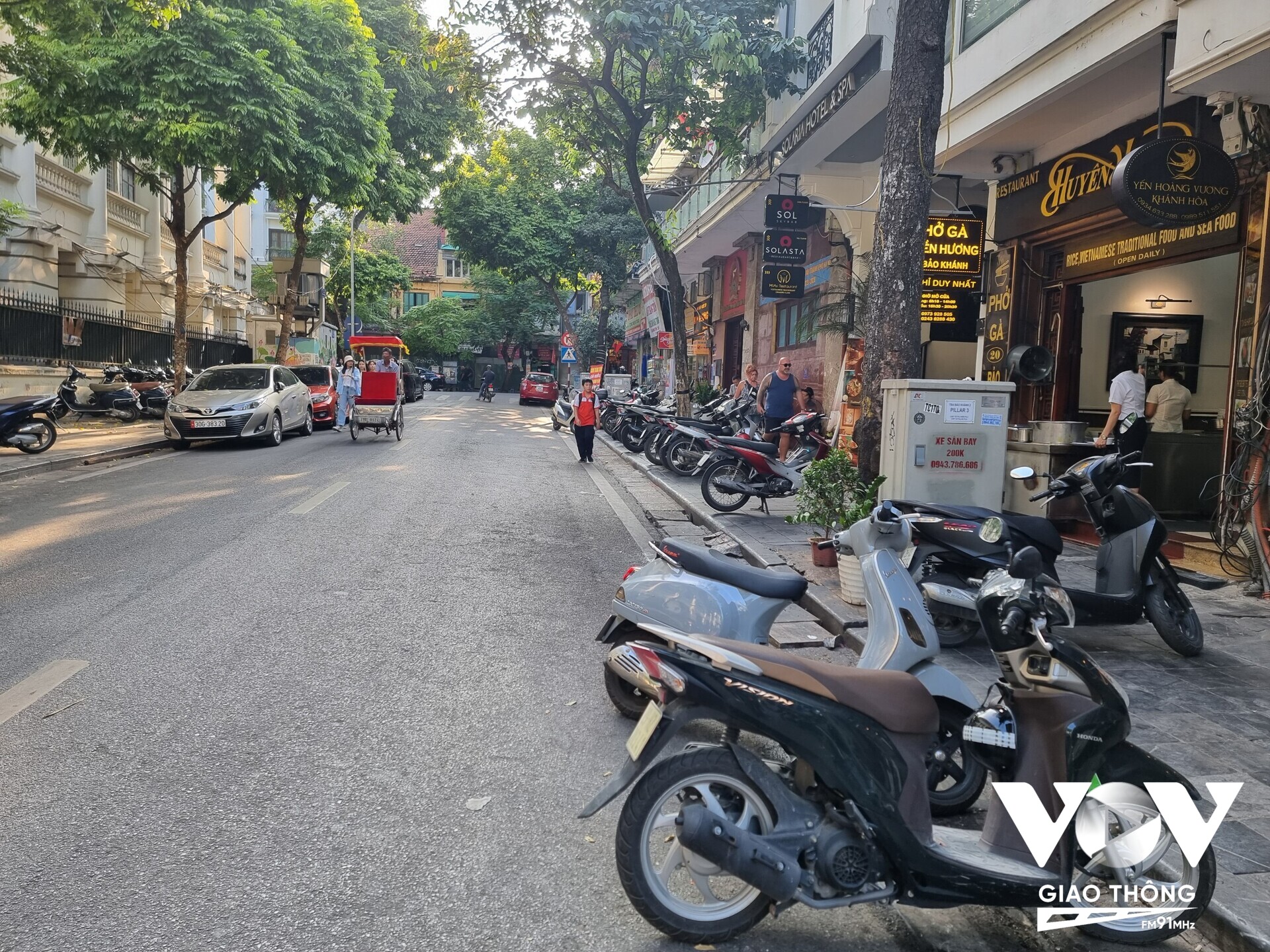 Mặc dù cách trụ sở UBND quận Hoàn Kiếm không xa, thế nhưng tại phố Bảo Khánh, từ vỉa hè đến lòng đường, hễ nơi nào còn chỗ trống thì nơi đó trở thành chỗ để ô tô, xe máy của các hàng quán kinh doanh, thậm chí dựng ngang xe máy dưới lòng đường.