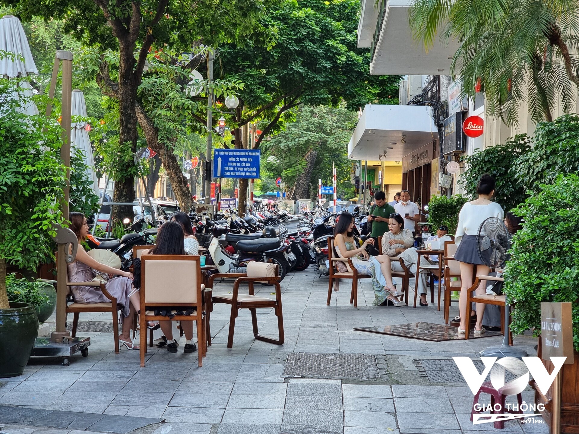 Mặc dù có mặt vỉa hè rất rộng, thế nhưng tại phố Ngô Quyền (Hoàn Kiếm) khoảng vỉa hè rộng này cũng trở thành nơi để xe máy của các hộ kinh doanh. Thậm chí, quán café này còn chiếm dụng luôn vỉa hè để kê bàn ghế cho khách hàng.