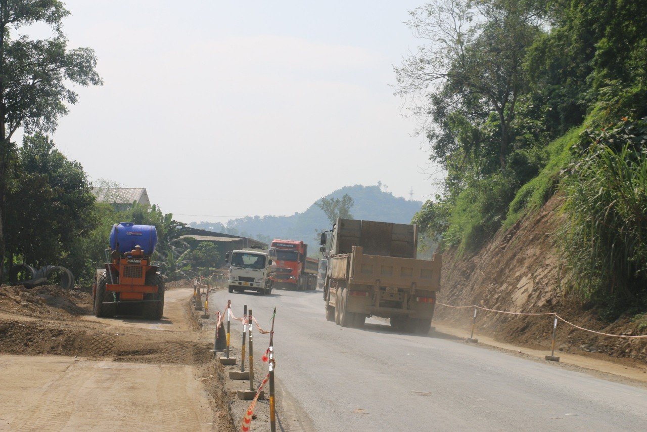 Từ ngày 14/11 đến 31/1/2024, đoạn đường qua dốc Cun sẽ cấm lưu thông theo giờ để nổ mìn phá đá