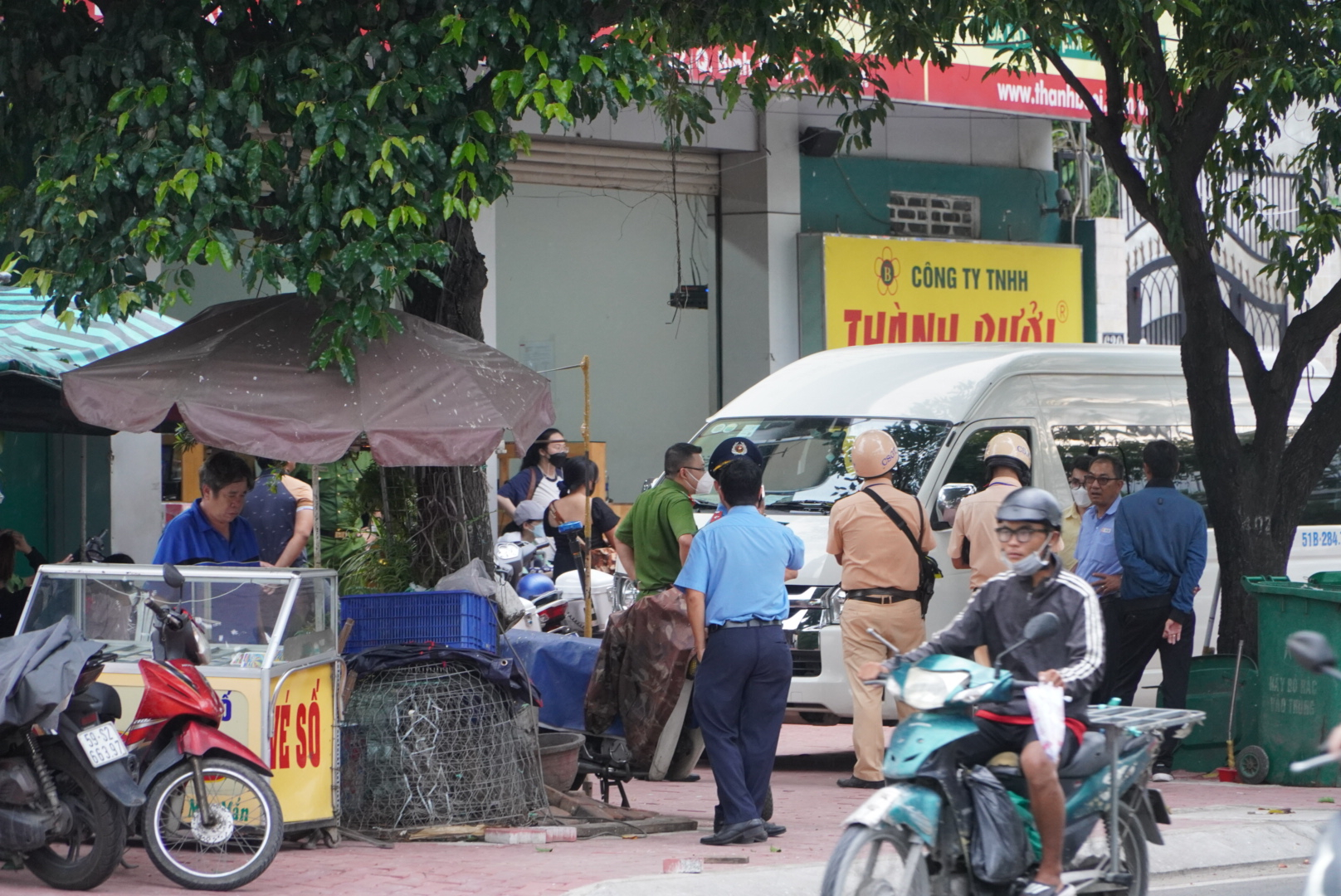 Lực lượng chức năng kiểm tra điểm đón trả khách của Thành Bưởi trên đường Điện Biên Phủ hồi tháng 10/2023