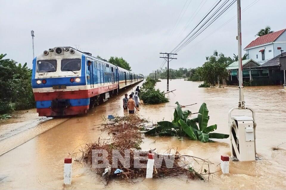 Do khu vực miền Trung vẫn tiếp tục có mưa nên ngày 16/11 ngành đường sắt tạm dừng khai thác các tàu SE3, SE5, SE2 xuất phát từ ga Hà Nội và ga Sài Gòn. Ảnh: BNEWS phát