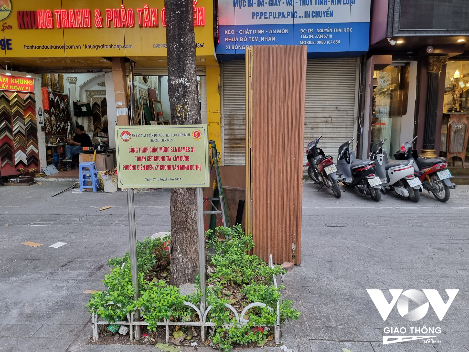 Hai dãy bốt điện và cột đèn chiếu sáng trên đường Nguyễn Thái Học, quận Ba Đình, Hà Nội đã được ''mặc áo giáp'' để chống quảng cáo rao vặt, đồng thời tạo điểm nhấn cảnh quan