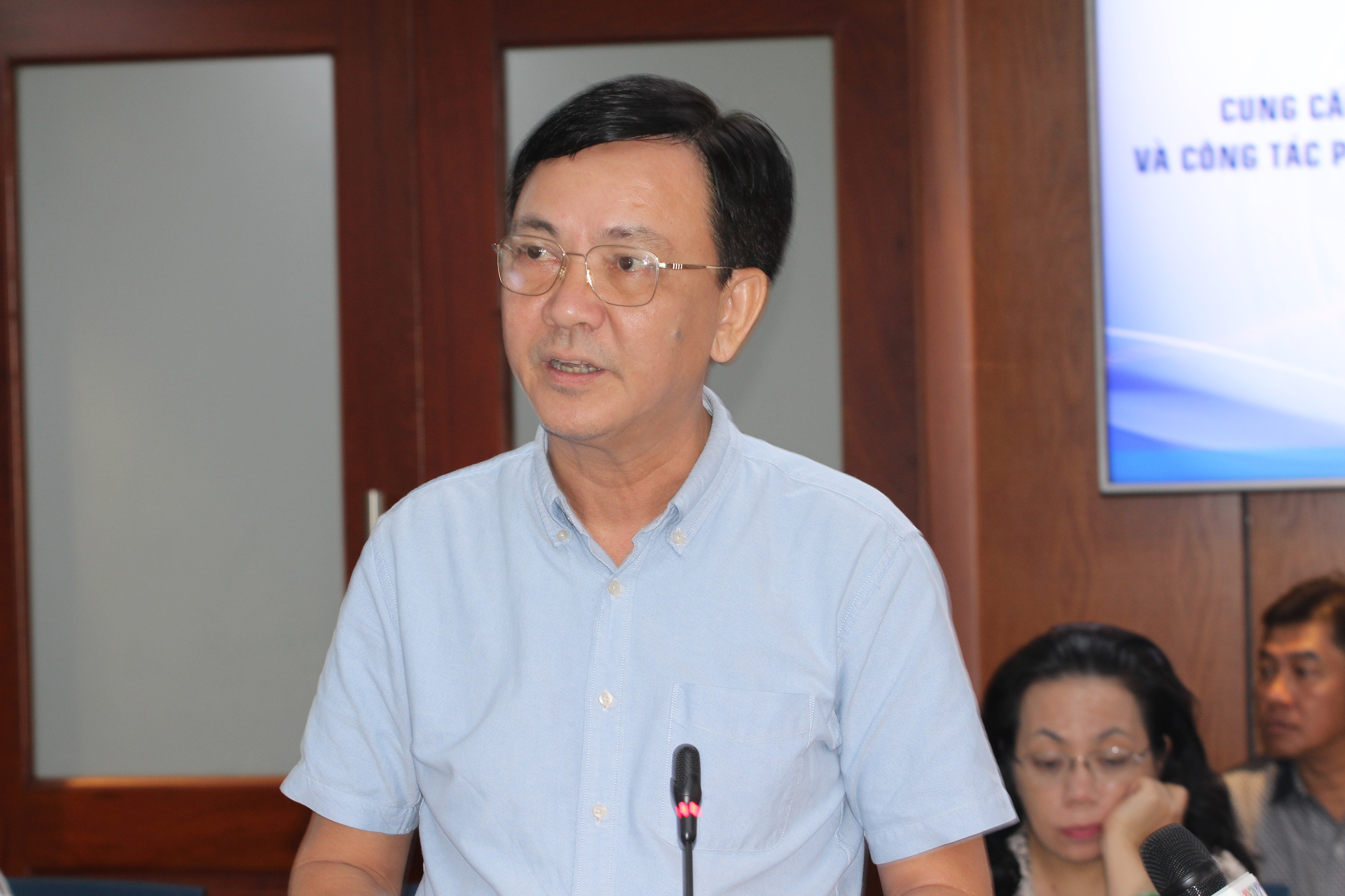 Ông Lý Thanh Long, Chánh Văn phòng Sở Xây dựng trả lời về vấn đề những vướng mắc, khó khăn trong kế hoạch di dời 6.500 nhà ven kênh ở TPHCM.