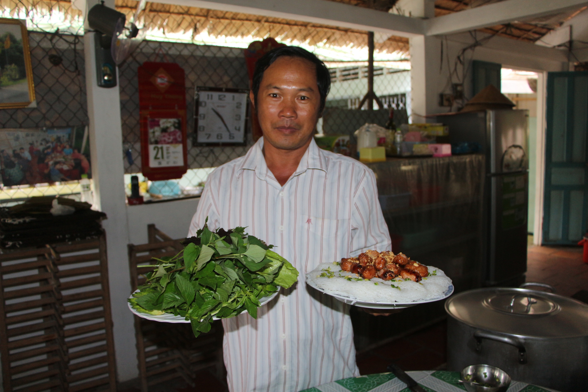 Anh Cảnh rất thành công khi làm du lịch từ nghề truyền thống. (Ảnh: Thanh niên)