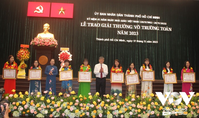Cô Lê Thị Hồng Thắm là một trong 50 nhà giáo tiêu biểu vừa được tôn vinh Giải thưởng Võ Trường Toản 2023 (Cô Thắm đứng thứ hai từ trái sang)