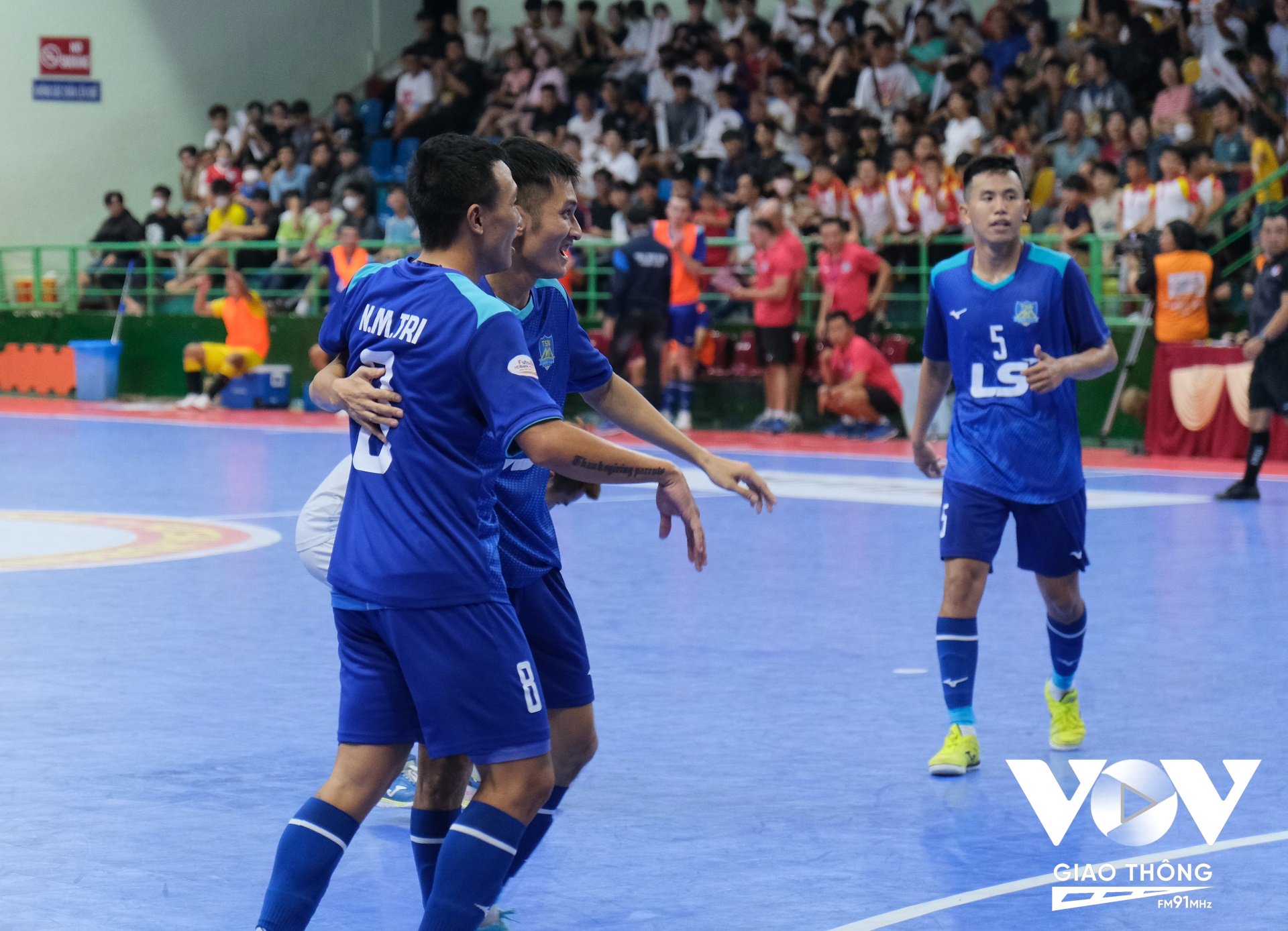 Hiệp 2 diễn ra với sự ăn miếng trả miếng giữa 2 CLB, tận dụng sơ hở Cầu Thủ Nguyễn Minh Trí (8) đã ghi liên tiếp 2 bàn thắng ở những phút cuối trận, mang về chiến thắng 5-0 cho CLB Thái Sơn Nam.
