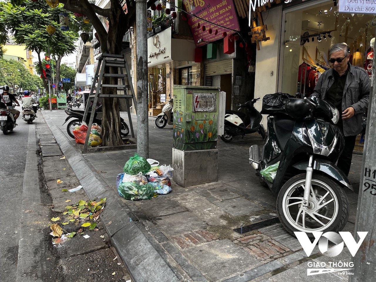 Thùng rác biến mất và rác thải chất đống khắp nơi trên phố