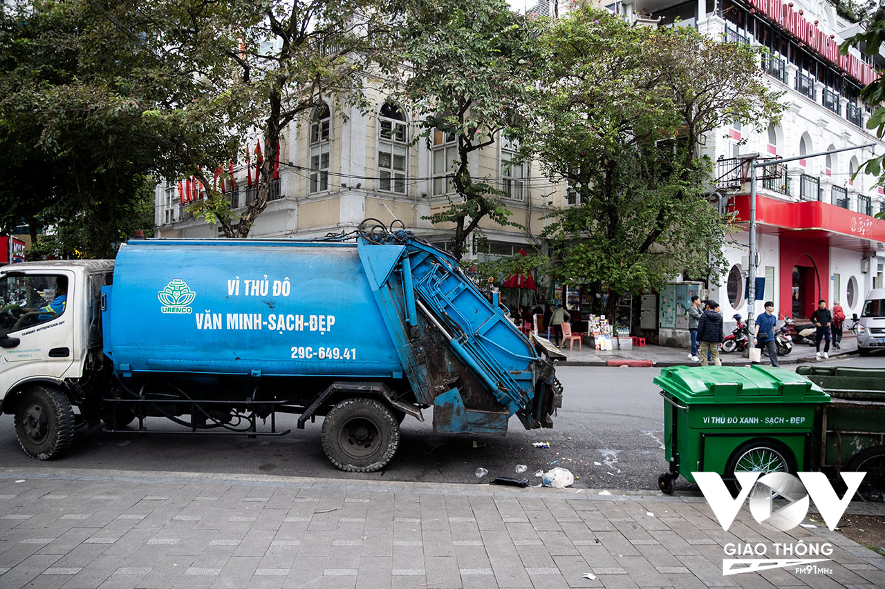 Ngay cả việc thu gom rác thải cũng rất cẩu thả khi các công nhân vệ sinh môi trường đưa rác lên xe thường xuyên làm rơi vãi rác xuống đường...