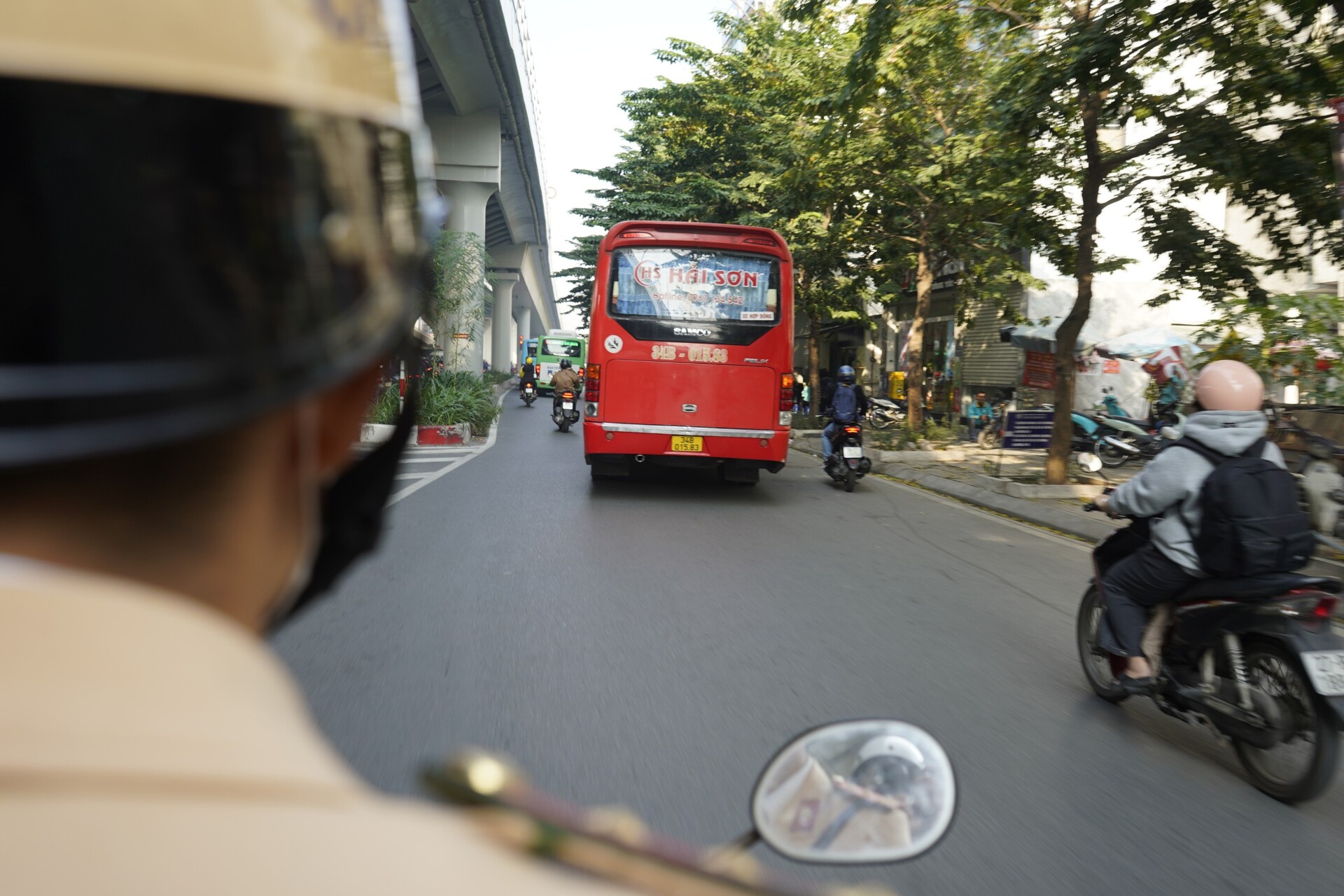 Lực lượng CSGT tuần tra lưu động, phát hiện xe khách chạy tuyến Hà Nội – Hải Dương dừng đỗ, bốc dỡ hàng hóa không đúng nơi quy định.