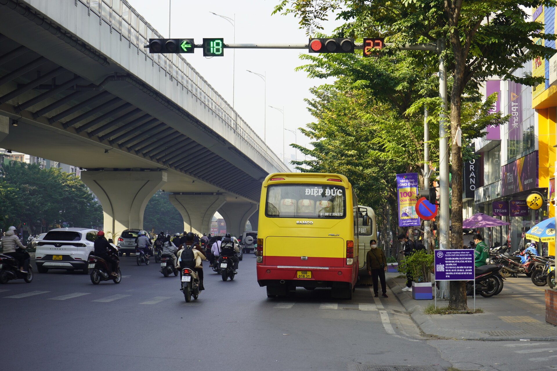 Lực lượng CSGT cũng phối hợp với Thanh tra giao thông Hà Nội tăng cường xử lý các trường hợp xe dù bến cóc, tước bằng lái xe với những xe khách vi phạm.
