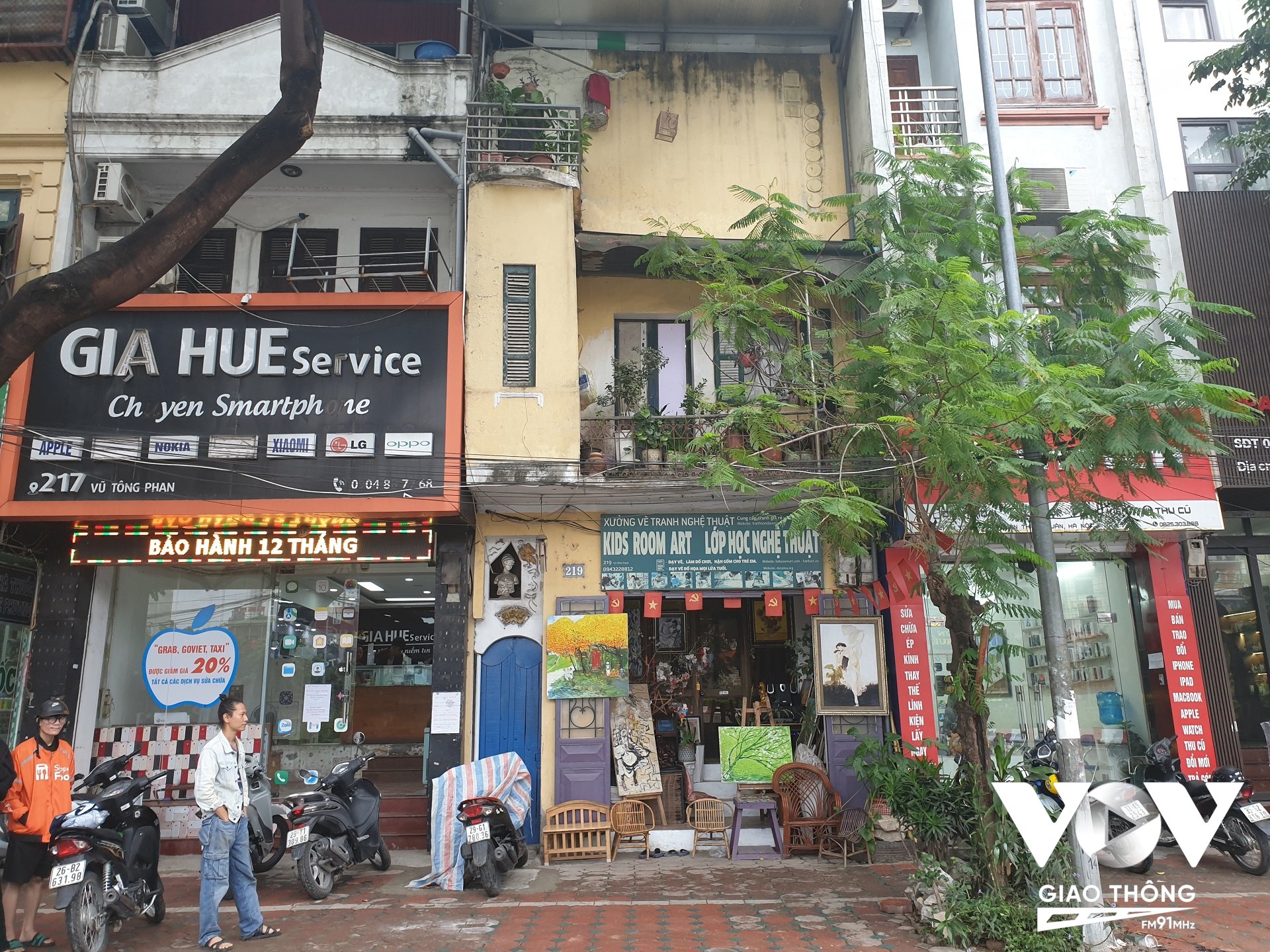 Dù nhiều cửa hàng mọc lên san sát cùng nhịp sống đô thị đông đúc, nhưng có một cửa hàng tranh nghệ thuật đã tồn tại khá lâu trên phố Vũ Tông Phan (Ảnh; Vũ Loan)