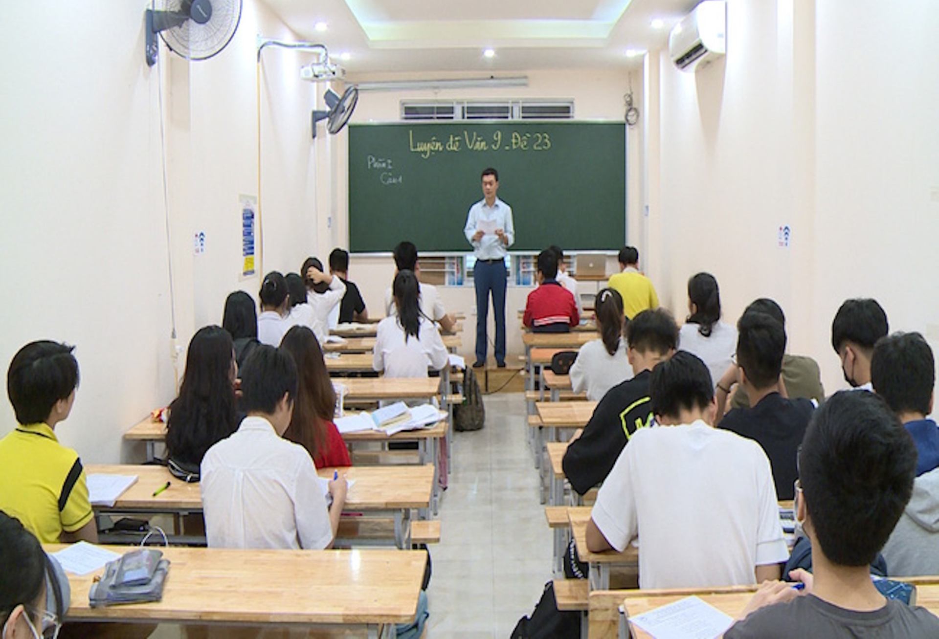 Theo PGS.TS Phạm Mạnh Hà, quy định dạy thêm là nghề kinh doanh có điều kiện có thể đáp ứng được nhu cầu của xã hội. Ảnh: VTC News