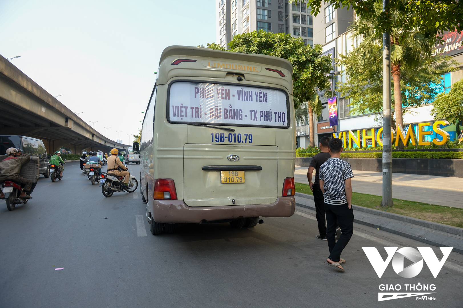 Lực lượng chức yêu cầu các xe dừng đỗ sai quy định trên đường Phạm Hùng di chuyển.