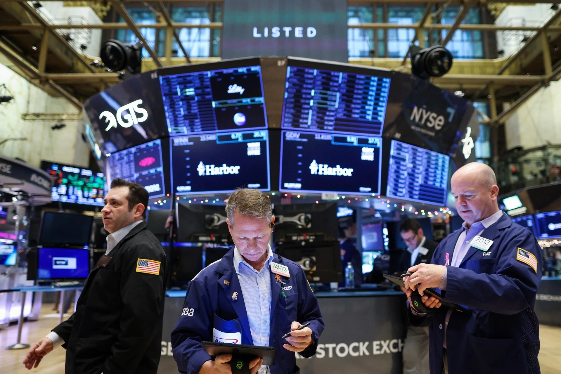 Các nhà giao dịch tại Sàn giao dịch chứng khoán New York (NYSE) - Ảnh REUTERS
