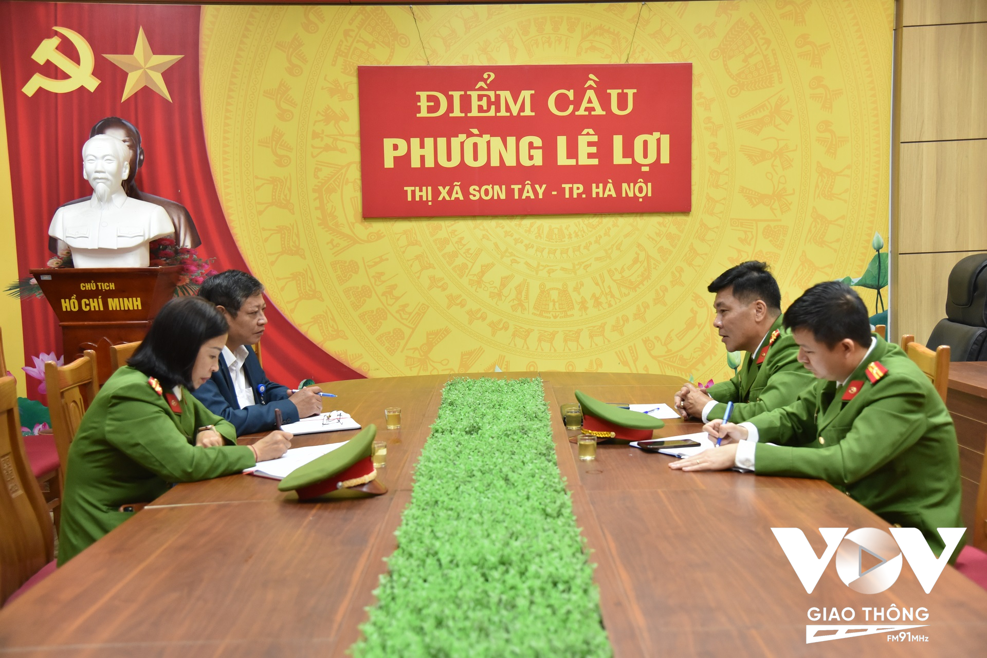 Đội Cảnh sát PCCC&CNCH Công an thị xã Sơn Tây làm việc với lãnh đạo phường Lê Lợi (thị xã Sơn Tây)