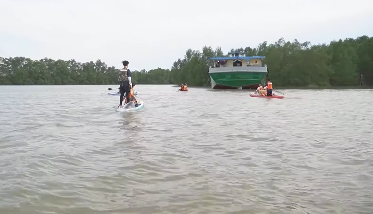 Luồng hàng hải sông Hậu có nhiều phương tiện tải trong lớn lưu thông, sẽ tạo ra những con sóng lớn. Theo nhận định của người lái tàu, chỉ cần 1 cơn sóng tàu, những chiếc SUP này hoàn toàn lật úp