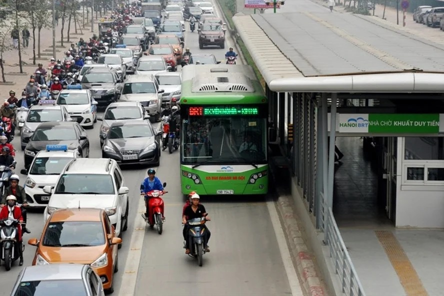 Lấn làn buýt nhanh BRT là điều thường xuyên xảy ra, nhất là trong giờ cao điểm