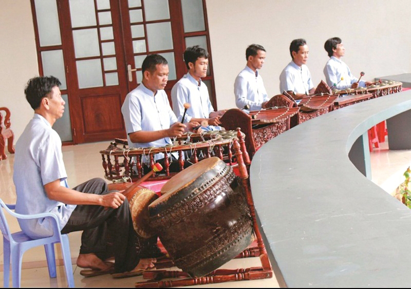 Nghệ nhân Lâm Phên là một trong số ít người Khmer còn biết chế tác nhạc cụ ngũ âm. Ảnh: Báo Dân tộc