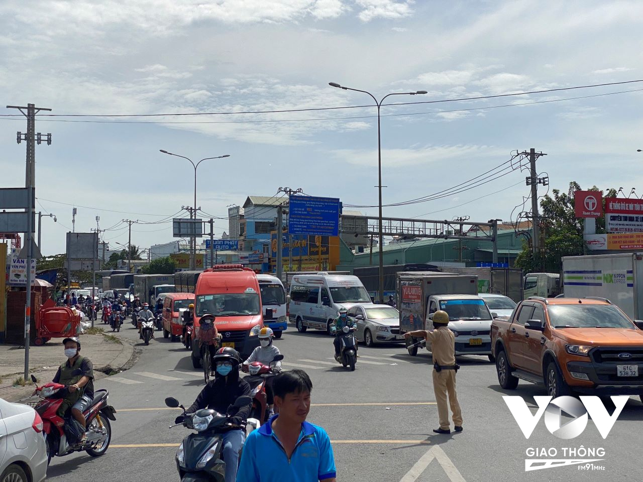 Ảnh hưởng của vụ việc khiến giao thông tại ngã 4 Bình Phước, nhất là 2 hướng trên QL13 bị kẹt xe kèo dài, nhiều phương tiện “chôn chân” giữa trưa nắng