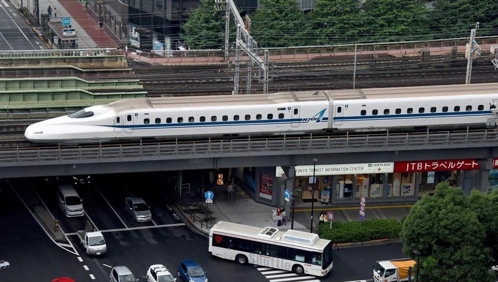 Tàu cao tốc Shinkansen đi qua thủ đô Tokyo, Nhật Bản (Ảnh minh họa: AFP)