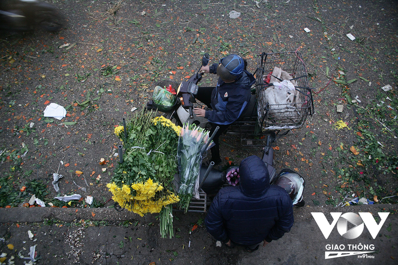 Hằng ngày, dễ dàng bắt gặp những người lao động chở hàng thuê ở các khu chợ trên địa bàn Thủ đô với những chiếc xe không hình dạng