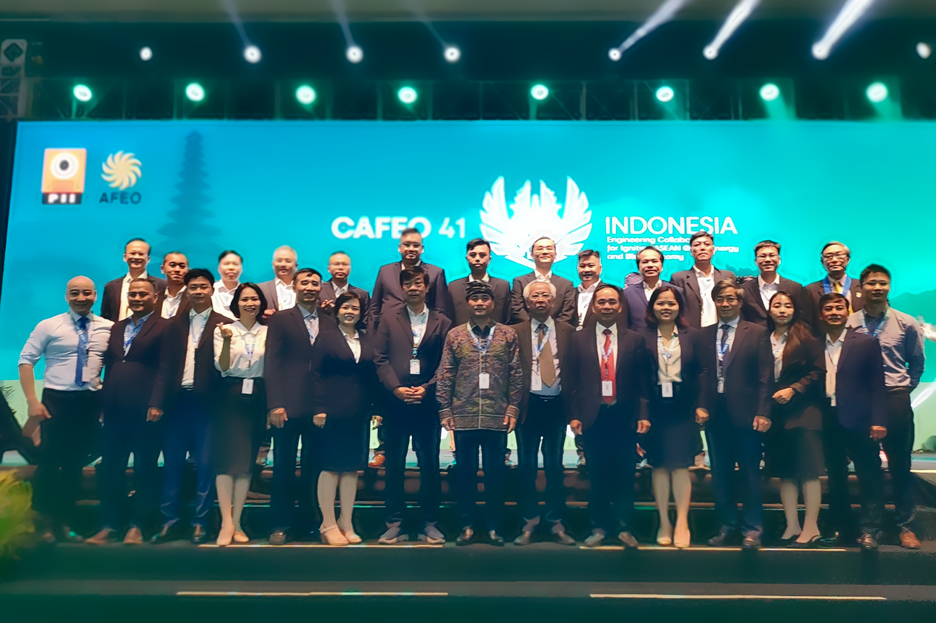 Đại diện Liên hiệp các Hội Khoa học và Kỹ thuật Việt Nam (VUSTA), Hội Điện lực TPHCM chúc mừng các kỹ sư ASEAN tại Hội nghị CAFEO-41 Indonesia năm 2023