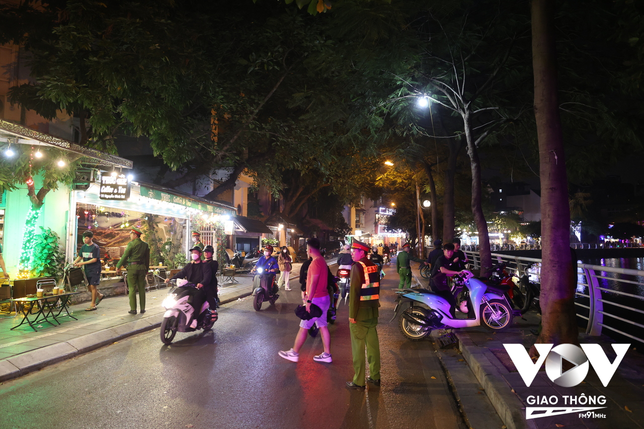 Với mặt cắt vỉa hè hẹp cộng với tình trạng đỗ xe tràn lan đã khiến người đi bộ trên phố Nguyễn Đình Thi gặp nhiều khó khăn. Đây cũng là đoạn đường thường xuyên xảy ra ùn tắc vào các khung giờ cao điểm trong ngày.