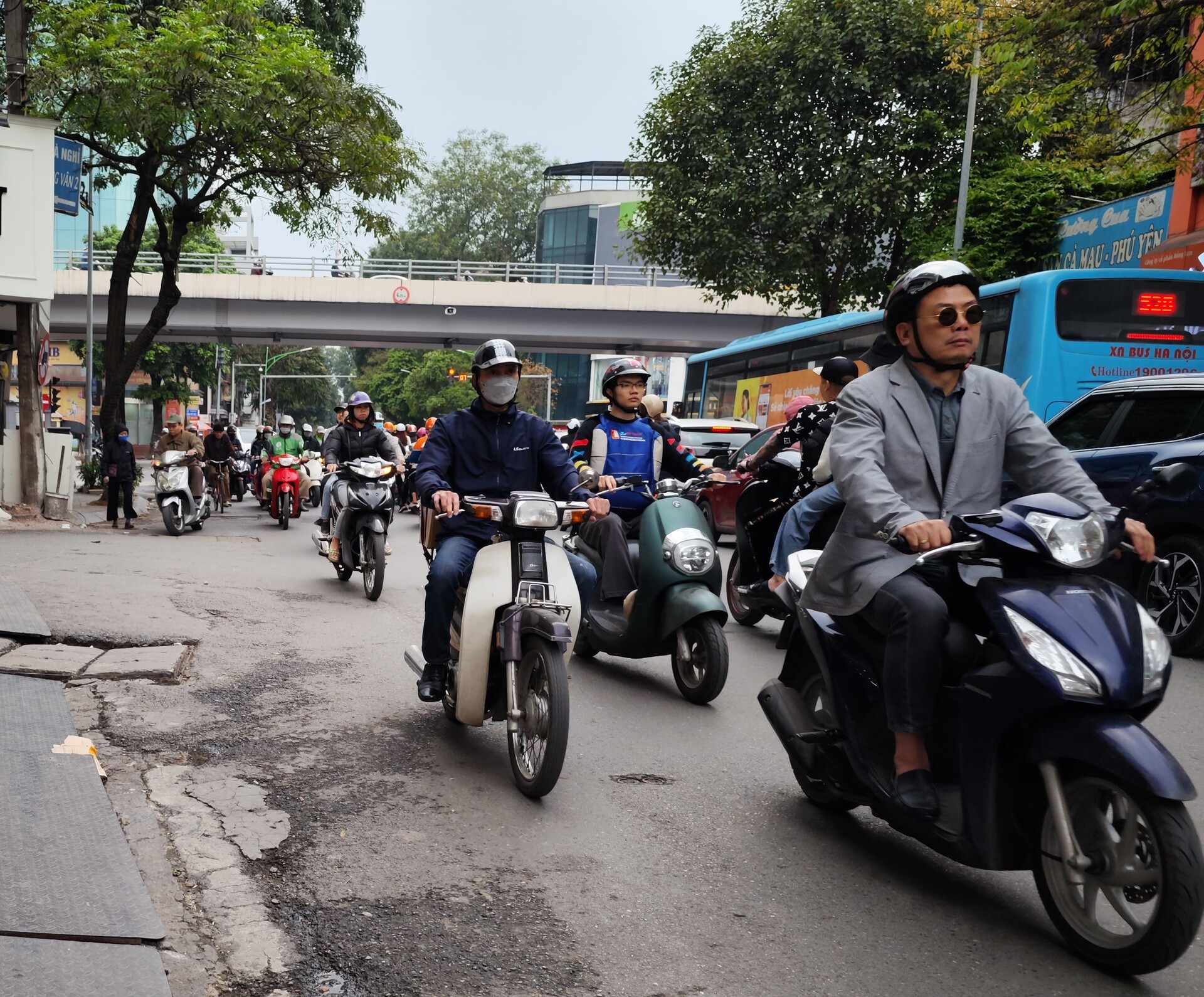 Đi làm sớm hoặc muộn hơn giờ cao điểm chừng 30 phút là cách để một số người có công việc đặc thù giảm căng thẳng do ùn tắc gây ra