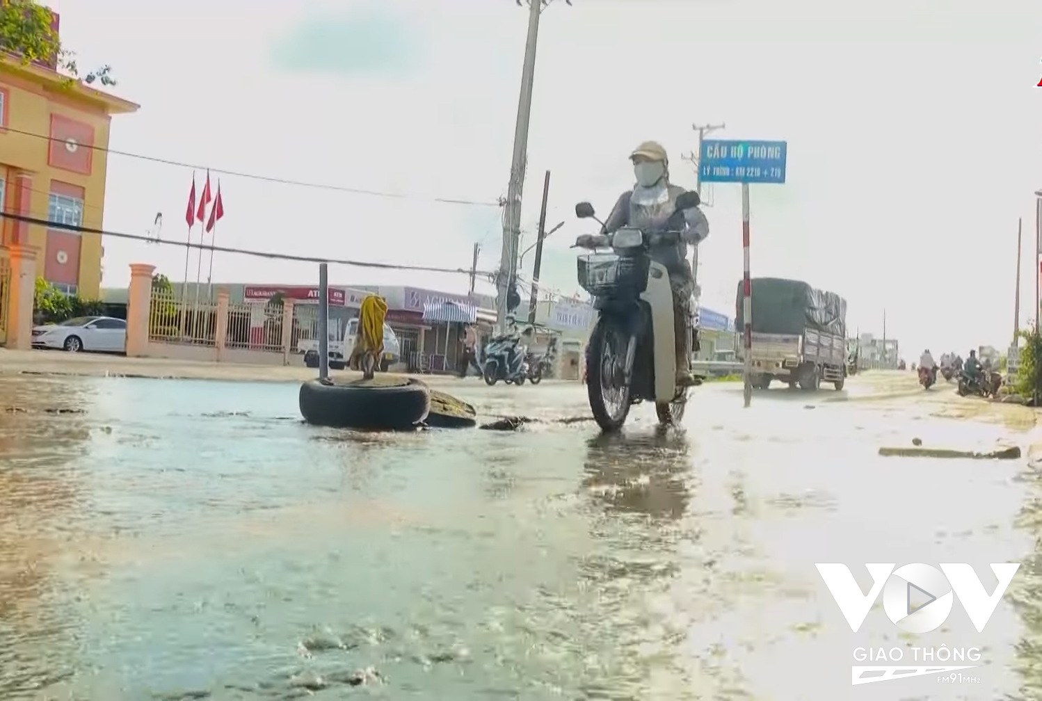 Đường ngập, người tham gia giao thông chạy lên vỉa hè nên khiến vỉa hè xuống cấp