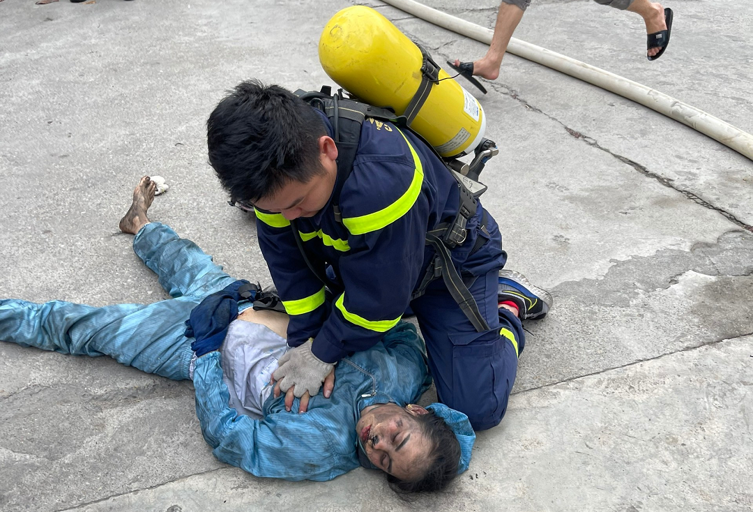 Lực lượng cứu hộ cứu các nạn nhân mắc kẹt trong đám cháy ra bên ngoài an toàn, tiến hành sơ cấp cứu ban đầu và bàn giao cho lực lượng y tế.
