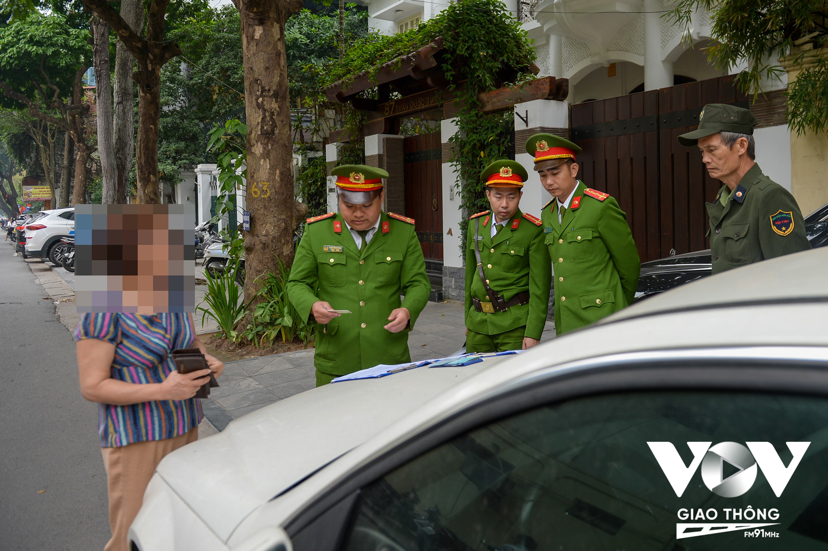 Công an phường Trần Hưng Đạo, Hà Nội làm việc với chủ xe ô tô đỗ sai quy quy định.