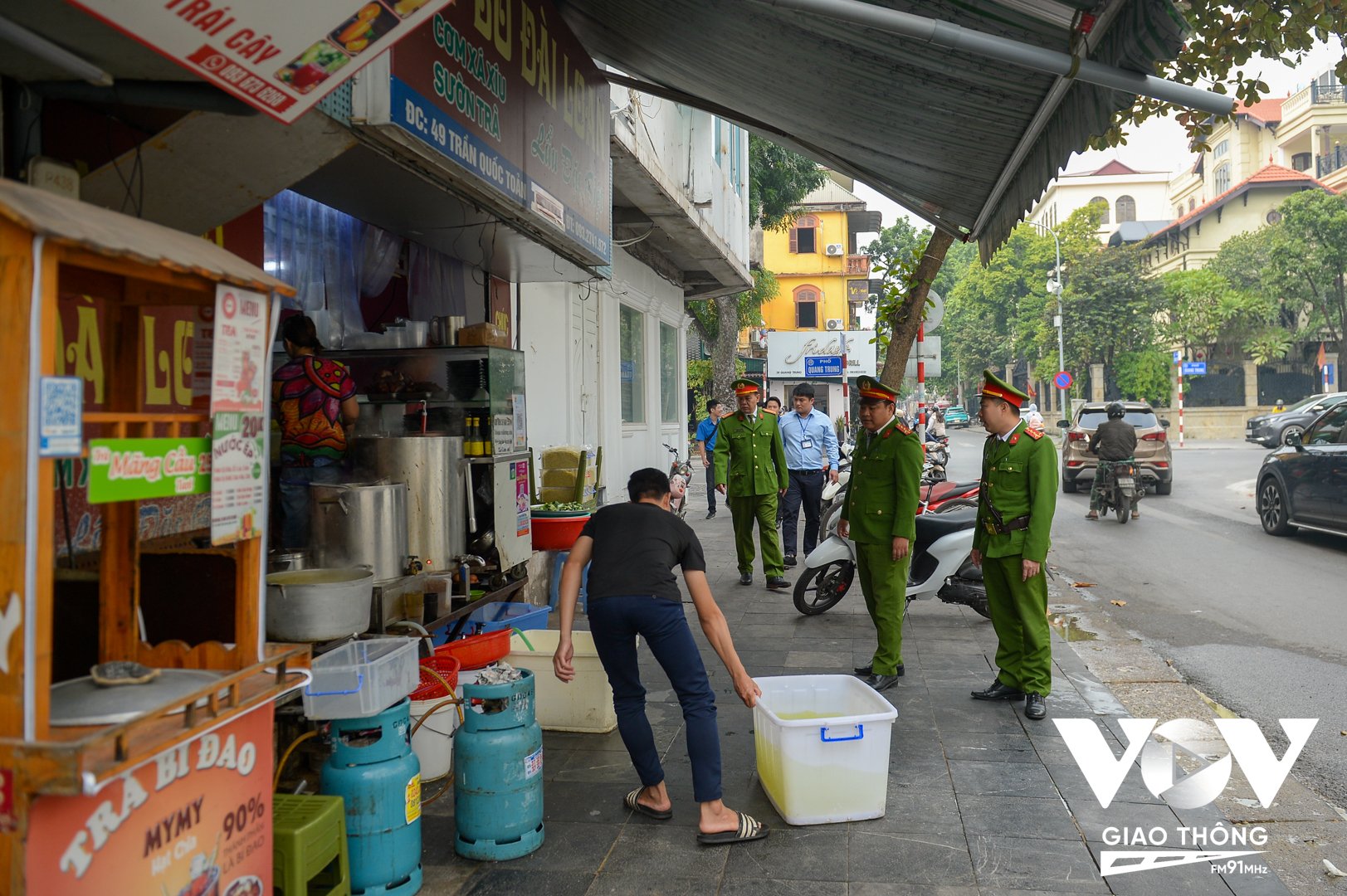 Lực lượng chức năng yêu cầu cửa hàng kinh doanh đồ ăn tại số 49 Trần Quốc Toản thu dọn đồ đạc, bếp ga,... bầy biện ra vỉa hè để kinh doanh.