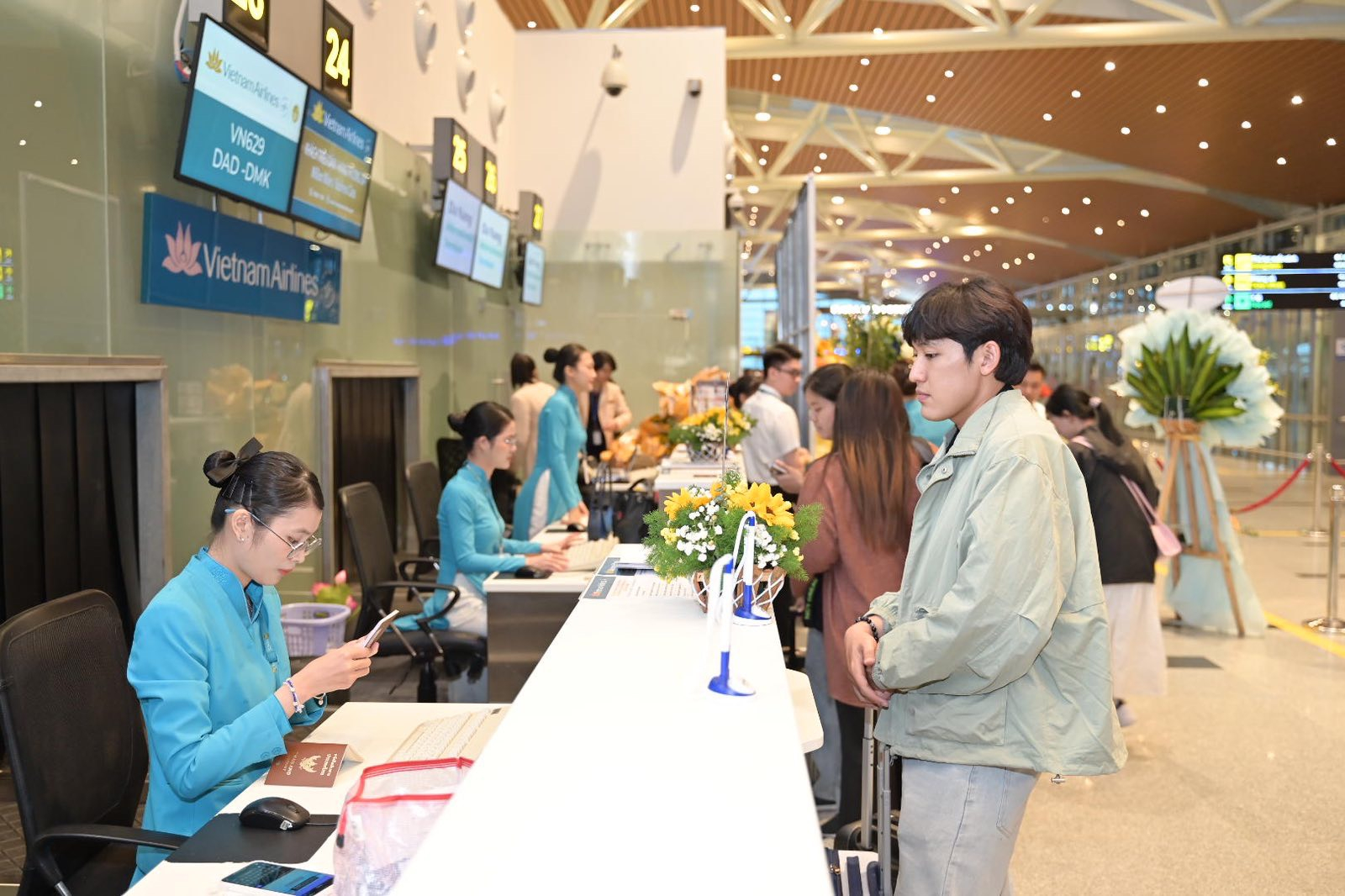 Hành khách làm thủ tục chuyến bay VN629 khởi hành lúc 20h00 từ sân bay quốc tế Đà Nẵng